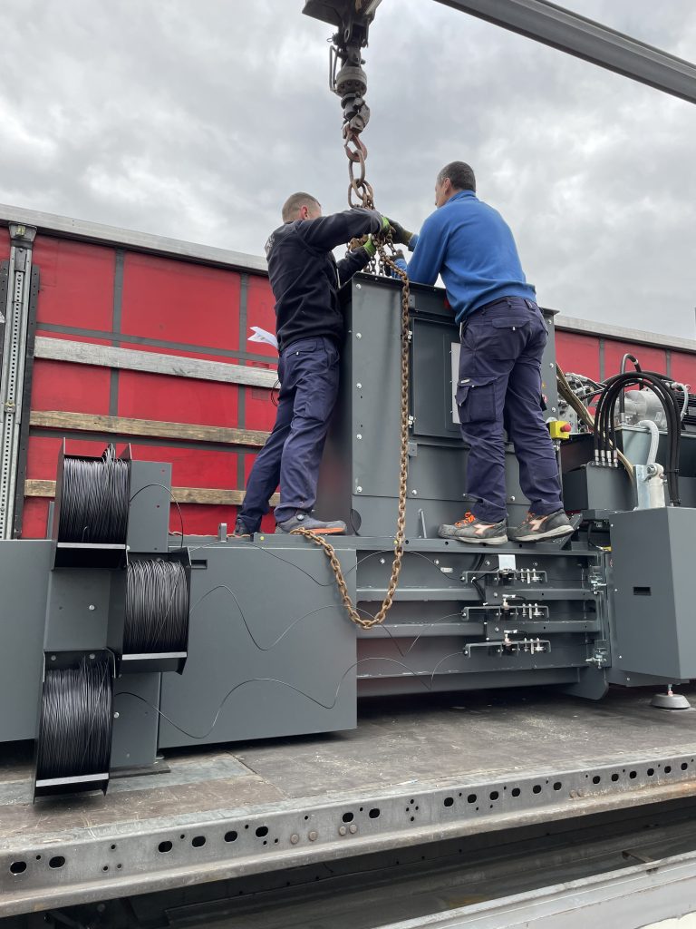 Opération de levage avec une grue par l’équipe AXAL pour manutention d’équipements lourds.