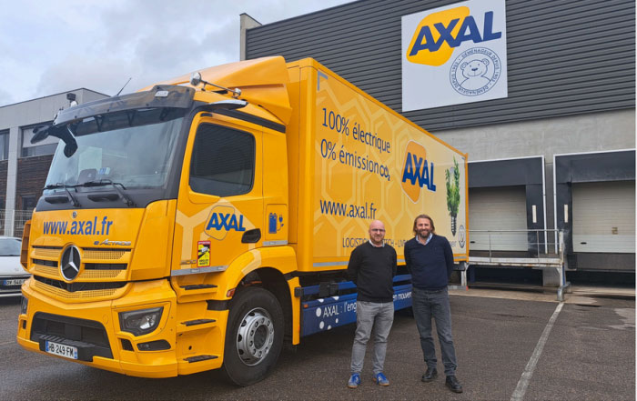Les dirigeants d'Axal devant l'un de leur camion logistique 100% électrique