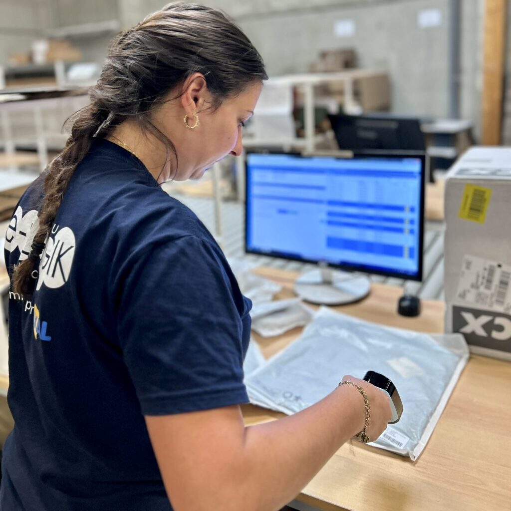 Opératrice logistique Axal à son poste de travail