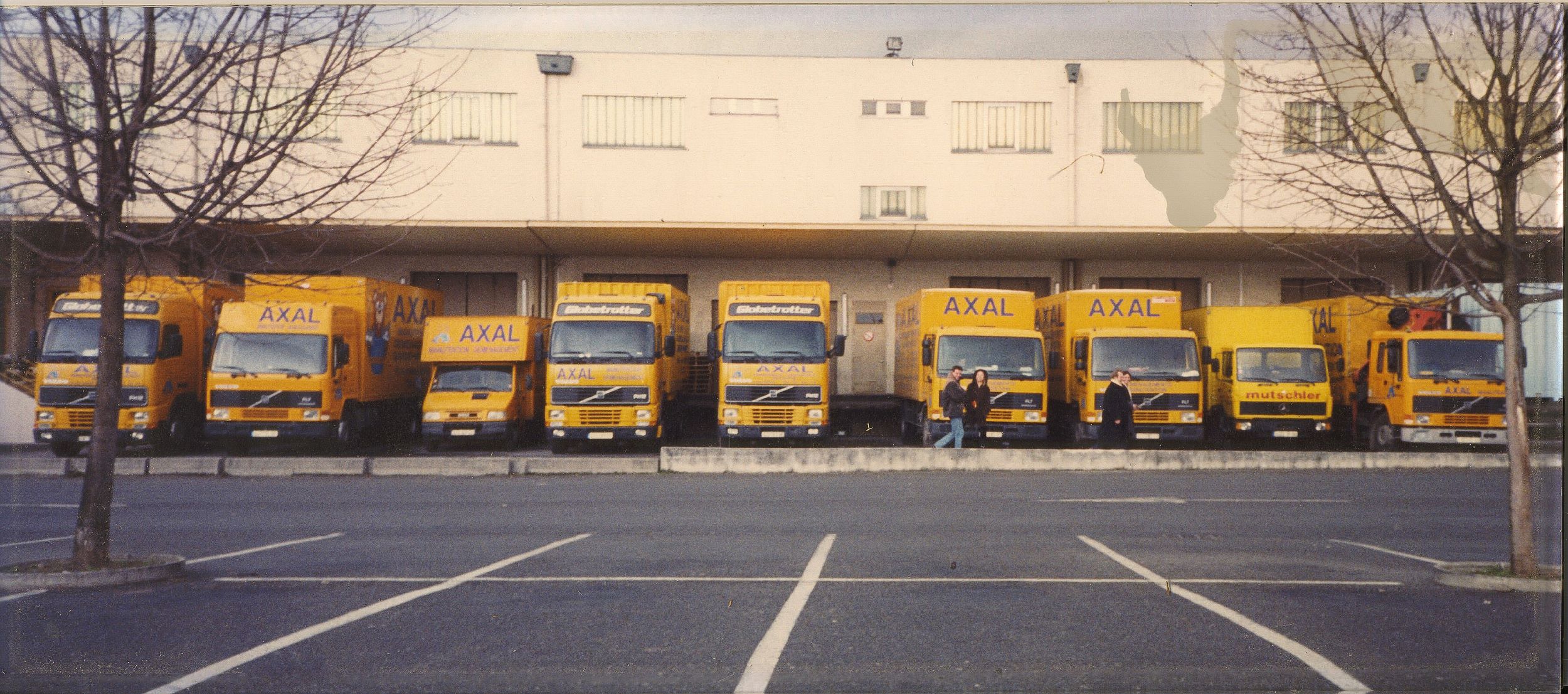 Image d'archive datant des années 80 : flotte de camions de transport et déménagement Axal 